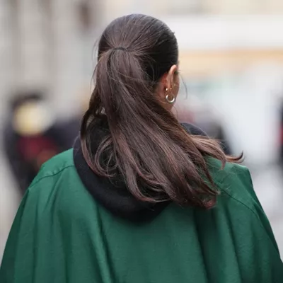 Λεπτή αλογοουρά; Το εύκολο trick με τα δύο λαστιχάκια που διπλασιάζει τον όγκο των μαλλιών σου