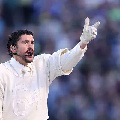 Bad Bunny | Το κρεμ σύνολο Zara που φόρεσε στον τελικό του Super Bowl κρύβει ένα σημαντικό μήνυμα