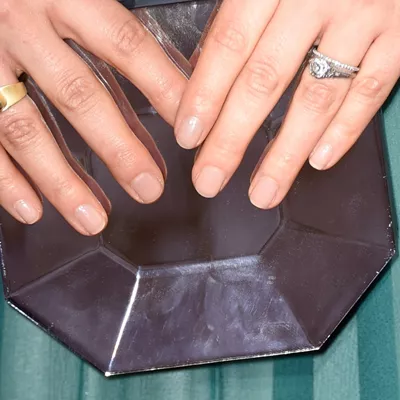 Japanese Manicure | Η τεχνική που κάνει τα γυμνά νύχια να γυαλίζουν σαν να φοράς top coat