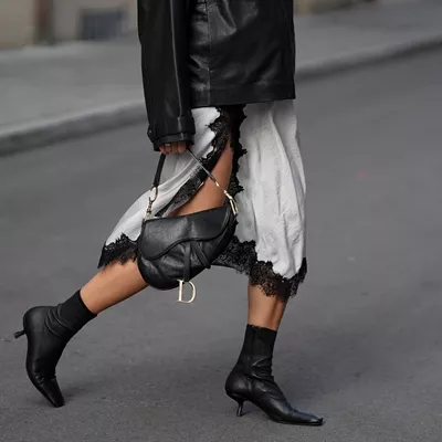 Τα βελούδινα μποτάκια από τη Stradivarius που θα φοράς στις all day εμφανίσεις σου