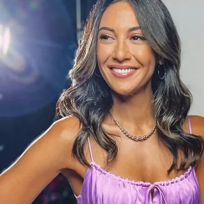 Θα πας θέατρο; Η Ευγενία Σαμαρά προτείνει το safe outfit που πρέπει να φορέσεις