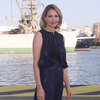 Η Τζένη Μπαλατσινού με καφέ σατέν κοστούμι και μπορντό γόβες στη δεξίωση της Kimberly Guilfoyle