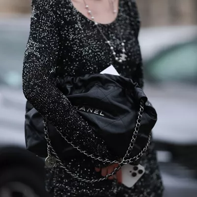 Αυτό το οικονομικό little black dress από τη Stradivarius θα ορίσει τις εμφανίσεις σου αυτά τα Χριστούγεννα