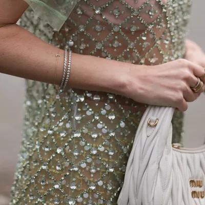 Cashmere Micro-French | Το πιο εντυπωσιακό και chic μανικιούρ για νύχια με μέτριο μήκος