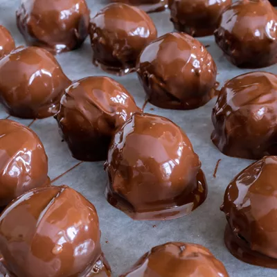 Σοκολατένια τρουφάκια του ονείρου με 4 μόνο υλικά | Η συνταγή που θα λατρέψεις