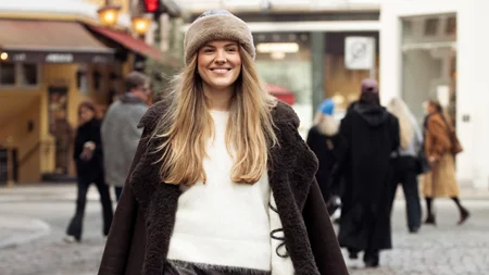 Αυτό είναι το πανωφόρι που φορούν όλες οι fashionistas όταν έχει πολύ κρύο και δεν είναι το παλτό