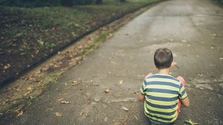 Γονείς | Δεν είναι φυσιολογικό να μεγαλώνουμε τα παιδιά μας απομονωμένοι