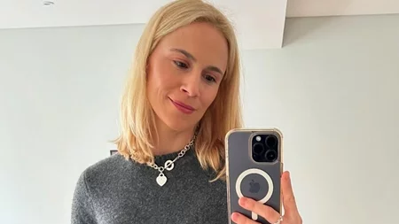 "Λιώνει" από τη ζέστη η Νάντια Μπουλέ | Η φωτογραφία μέσα από το αυτοκίνητο