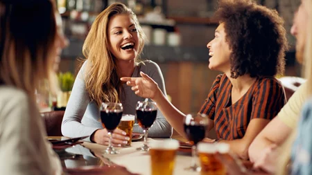 Μισείς το "small talk"; Αυτές είναι οι 6 συμπεριφορές που μπορεί να "φρενάρουν" τις σχέσεις σου