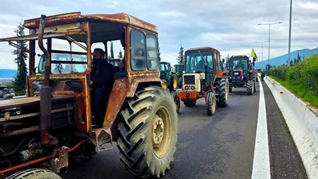 Συνεχίζουν τις κινητοποιήσεις τους οι αγρότες στο μπλόκο του Μπράλου με δίωρο κλείσιμο παραδρόμων και επαρχιακού δικτύου