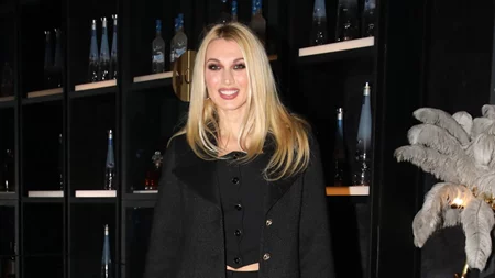 Κωνσταντίνα Σπυροπούλου | Με total black σύνολο και την αγαπημένη της designer bag σε βραδινή έξοδο