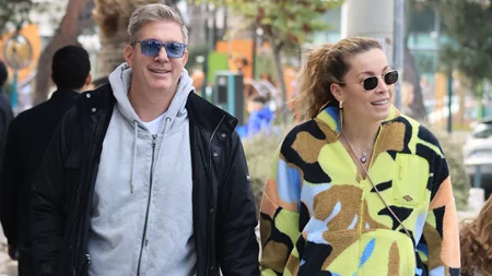 Με chic αθλητικό jacket η Μαριέττα Χρουσαλά | Χέρι χέρι με τον Λέοντα Πατίτσα στην πρωινή τους βόλτα