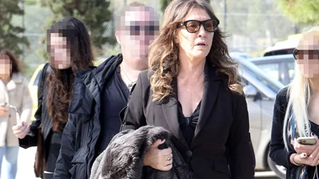 Βάνα Μπάρμπα | Με την κόρη της, Φαίδρα στην κηδεία του Λάκη Ραπτάκη