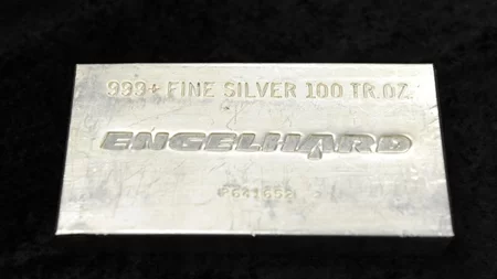 Για πρώτη φορά στην ιστορία, το ασήμι πάνω από τα 75 δολάρια ανά ουγγιά