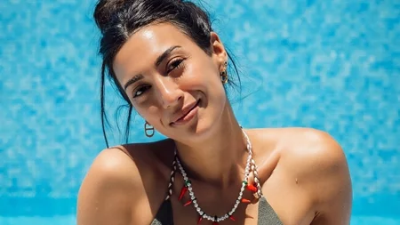 Η Ευγενία Σαμαρά με το πιο cute λευκό μπικίνι | Βρίσκεται σε έκπτωση στη Zara