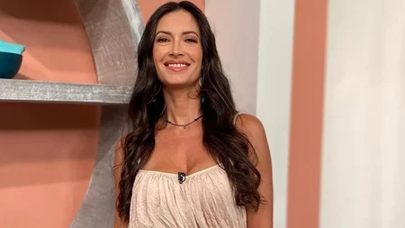 Μάρα Δαρμουσλή | Η εντυπωσιακή εμφάνιση με maxi φλοράλ φόρεμα στις Νύχτες Πρεμιέρας