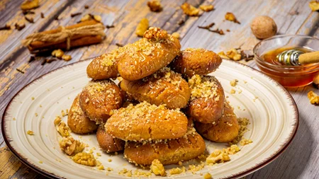 Η "άχαστη" συνταγή για τα πιο λαχταριστά μελομακάρονα του Άκη Πετρετζίκη