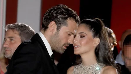 Κωνσταντίνος & Βασίλης Αργυρός | Η Αλεξάνδρα Νίκα φωτογραφίζει μπαμπά & γιο αγκαλιά με μπλούζες με τα ονόματά τους