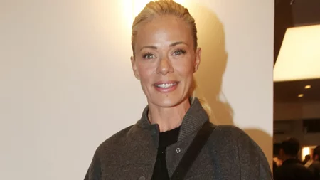 Η Ζέτα Μακρυπούλια με το παλτό που έχουμε όλες στη ντουλάπα μας