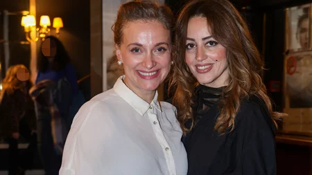 Λένα Δροσάκη | Στη θεατρική της πρεμιέρα αγκαλιά με τους συμπρωταγωνιστές της