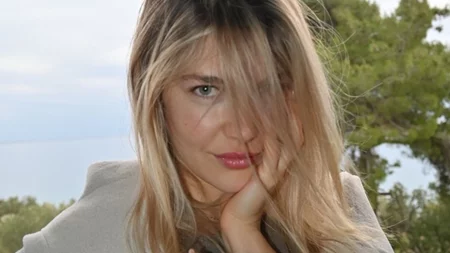 Επιστροφή στο νησί που ξεκίνησαν όλα | Η Κλέλια Ανδριολάτου σε χαλαρές στιγμές στα διαλείμματα από τα γυρίσματα του "Maestro"