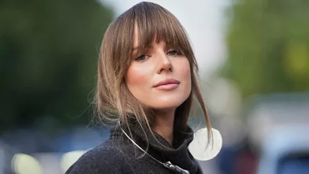 Αυτό το κούρεμα με αφέλειες καμουφλάρει μοναδικά ρυτίδες και κούραση στα μάτια