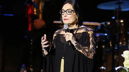 Νάνα Μούσχουρη | Τραγούδησε το "Χάρτινο το φεγγαράκι" στη γαλλική τηλεόραση για έναν σπουδαίο σκοπό