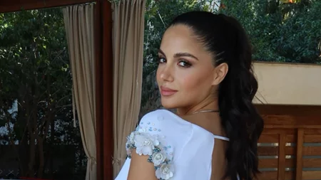 Αλεξάνδρα Νίκα | Η εγκυμονούσα (;) καλλονή ποζάρει σε σκάφος με λευκό crochet φόρεμα