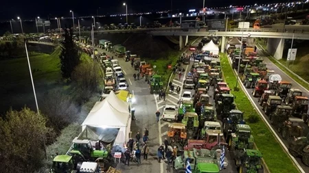 Συνεχίζουν τα μπλόκα οι αγρότες - Κλειστή η εθνική οδός Αθηνών - Θεσσαλονίκης - Πολύωροι αποκλεισμοί σε τελωνεία