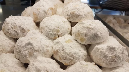 Τα top μυστικά για αφράτους κουραμπιέδες: Πώς θα πετύχεις το αγαπημένο χριστουγεννιάτικο γλυκό