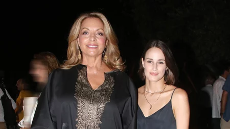 Μαμά και κόρη σε γιορτινό mood | Η Άντζελα Γκερέκου και Μαρία Βοσκόπουλου στολισαν το χριστουγεννιατικο δεντρο