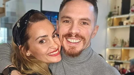 Στο πανέμορφα στολισμένο σπίτι της Βασιλικής Μιλλούση και του Λευτέρη Πετρούνια | Η εντυπωσιακή διακόσμηση για τις γιορτές