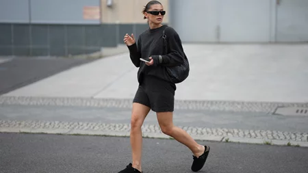 H μίνι καπιτονέ τσάντα από τη συλλογή της Oysho είναι το must - have αξεσουάρ του χειμώνα