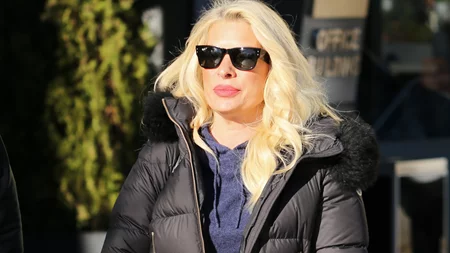 Η Ελένη Μενεγάκη δείχνει τον τρόπο να φοράς το τζιν παντελόνι με στυλ ακόμα και στο κρύο.