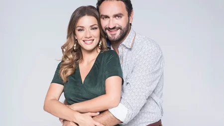 "Το Σόι Σου" | Όταν ο Μελέτης Ηλίας & η Βάσω Λασκαράκη πόζαραν αγκαλιά με τις κόρες τους στο θέατρο