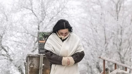 Σε εξέλιξη η ψυχρή εισβολή με χιόνια, τσουχτερό κρύο και θυελλώδεις ανέμους -Νέα επιδείνωση από το βράδυ της Τρίτης