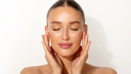 Ξύπνησες πρησμένη; Αυτό το μασάζ "ξεφουσκώνει" αμέσως το πρόσωπο