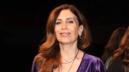 Κατερίνα Διδασκάλου | Με κομψό σύνολο και καπέλο σε βραδινή της έξοδο