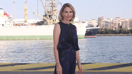 Η Τζένη Μπαλατσινού με floral φόρεμα και μπεζ ballet flats στο Όρος Σινά