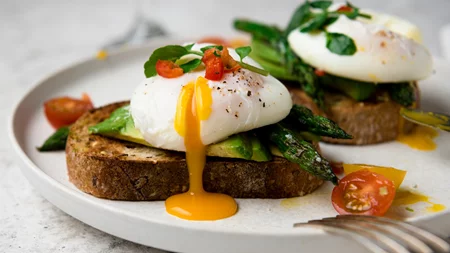 Το απόλυτο hack για να φτιάξεις τα πιο τέλεια αυγά ποσέ