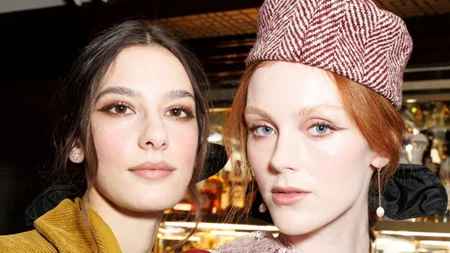 Πώς θα περιορίσεις πραγματικά το φριζάρισμα στα μαλλιά τις μέρες με υγρασία