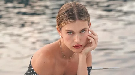 "Κι όμως το τόλμησε" | Η Κλέλια Ανδριολάτου απολαμβάνει τις βουτιές της σε πανέμορφο νησί των Κυκλάδων