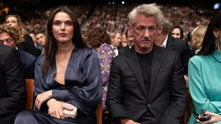 Sean Penn | Η αμήχανη εμφάνιση με την 30χρονη σύντροφό του σε gala στη Γαλλία