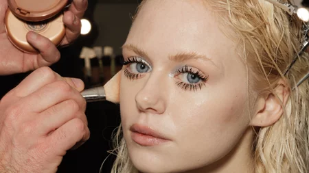 Θέλεις βλεφαρίδες σαν ψεύτικες; Βρήκα 3 pro tips για μήκος και όγκο με τη mascara που έχεις ήδη