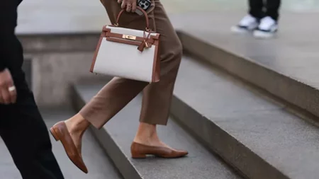 Οι stylish καφέ μπαλαρίνες που θα φοράτε καθημερινά στο γραφείο