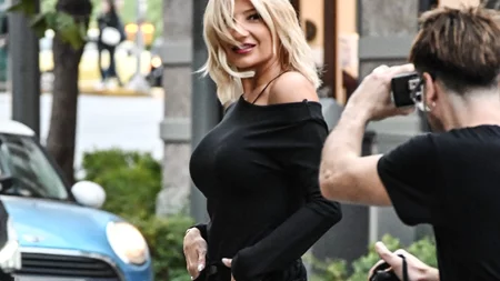 Φαίη Σκορδά | Με chic black σύνολο σε φωτογράφισή της στο κέντρο της Αθήνας