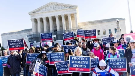 ΗΠΑ | Το Ανώτατο Δικαστήριο εξετάζει το δικαίωμα διεμφυλικών γυναικών να συμμετέχουν σε αθλητικές διοργανώσεις
