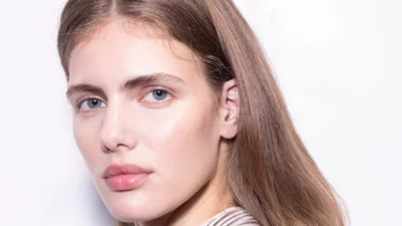 Ροζ πούδρα | Το μυστικό που δίνει φως κάτω από τα μάτια