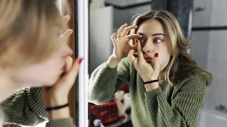 Ο σοβαρός λόγος που δεν πρέπει να φοράς φακούς επαφής στο μπάνιο