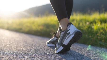 6 απλά βήματα για να κάνεις τα sneakers σου να μοιάζουν με καινούργια